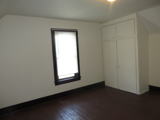 Building Photo - Large Three Bedroom, 1.5 Bathroom Home hal...