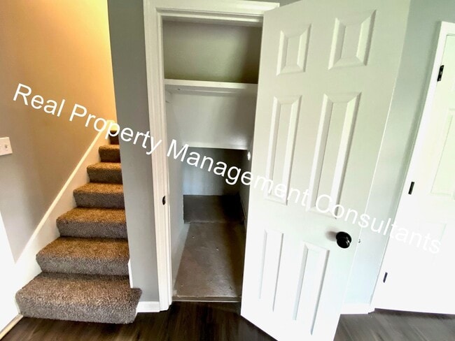 Building Photo - Lee's Summit 2 Bedroom Duplex