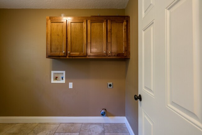 Building Photo - 633 Wilkinson Rd