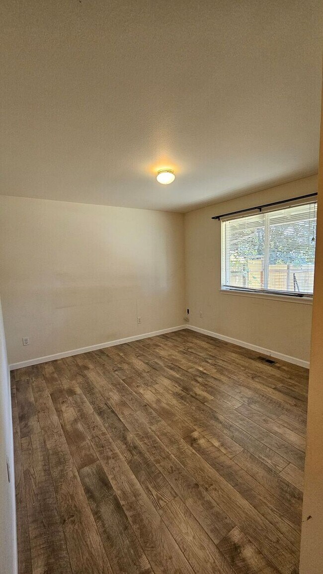 Building Photo - Spacious Duplex with large fenced yard