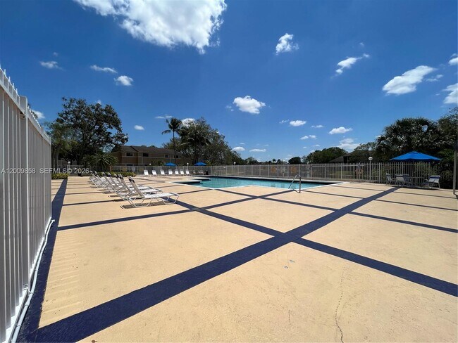 Building Photo - 250 Palm Cir W