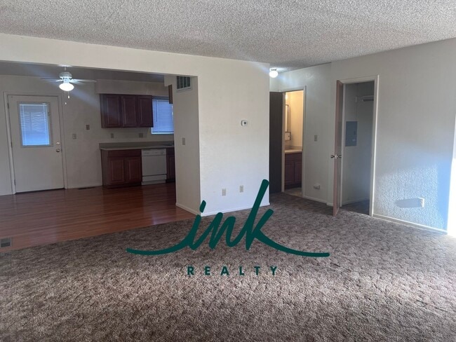 Building Photo - Lovely Gardnerville Townhome