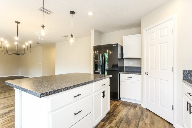 Building Photo - 523 Worcester Ct.