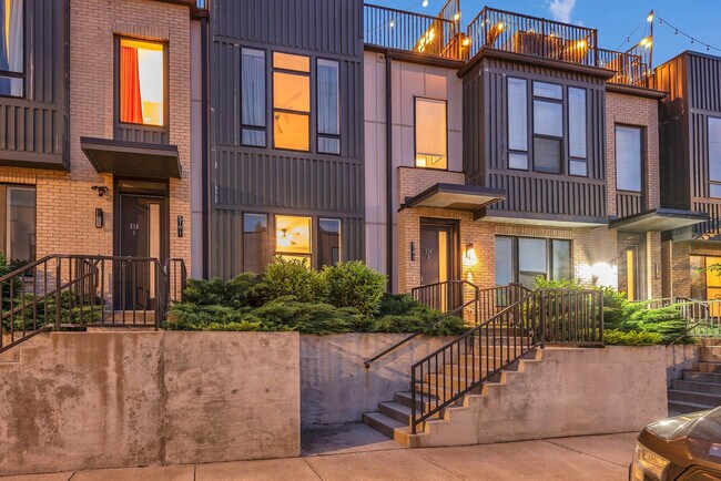 Building Photo - 516 27th Ave N