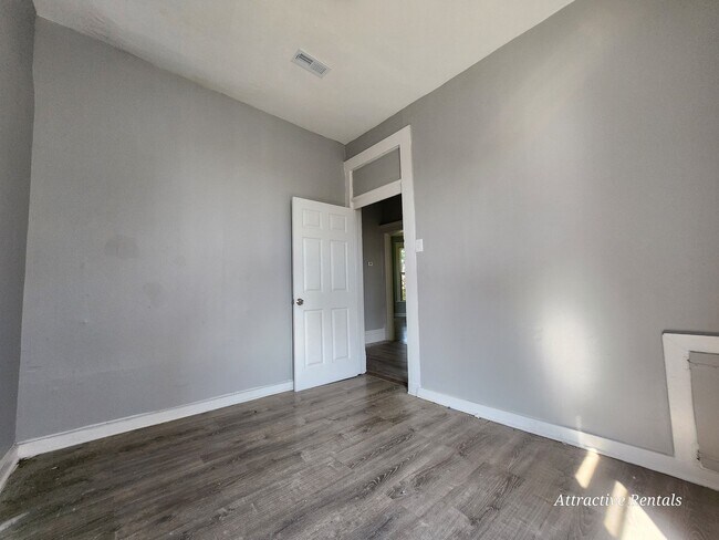Building Photo - 7028 S Rhodes Ave