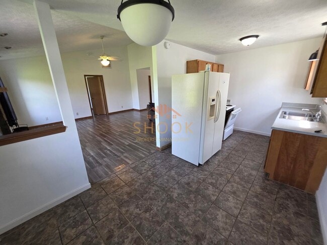 Building Photo - 3BR/2BA in East Side Lexington Farms!