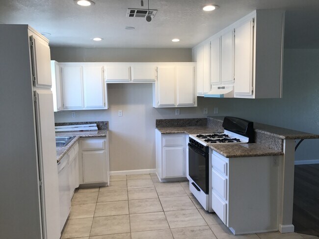 Building Photo - 16421 Apple Valley Rd