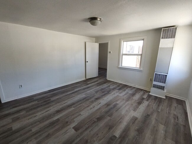 Building Photo - 2 Bedroom 1 Bath Newly Remodeled House
