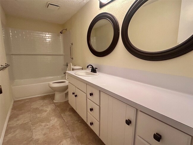 Building Photo - 2456 Country Club Dr