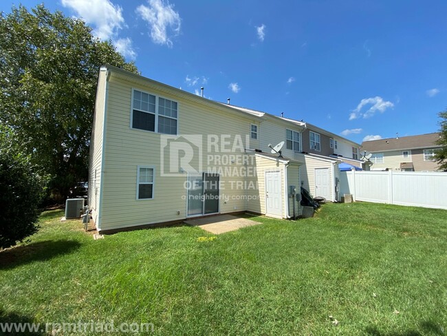 Building Photo - *Move In Special* Spacious 2BR/2.5BA End U...