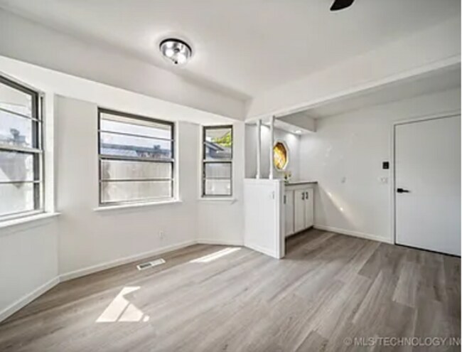 Building Photo - Charming 3-Bedroom Home with Spacious Yard in Prime Tulsa Location