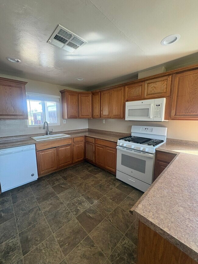 Building Photo - 6832 E Harvey Ave