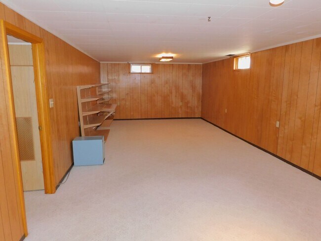 Building Photo - 3 Bedrooms, 2 baths, near schools and shopping