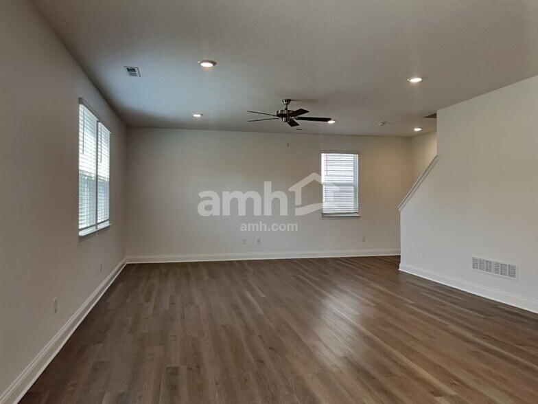 Building Photo - 305 Pne Hl Ct