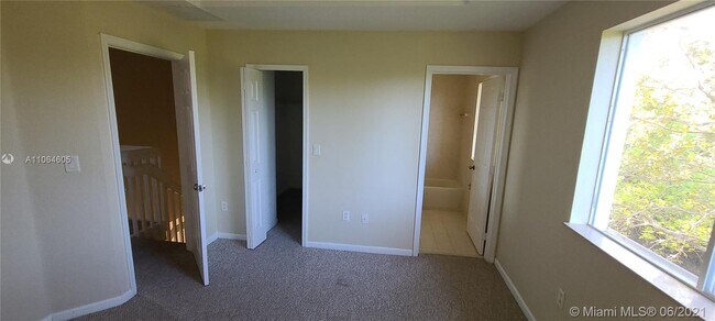 Building Photo - 1475 SE 24th Ct