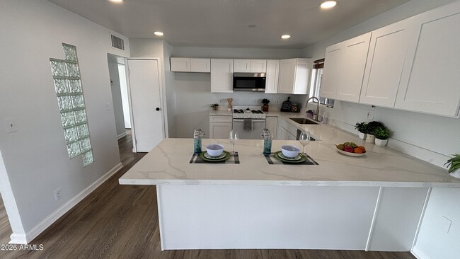 Building Photo - 1000 W Elna Rae St