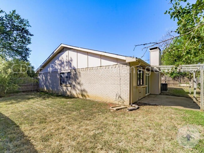 Building Photo - 1905 San Saba Ln