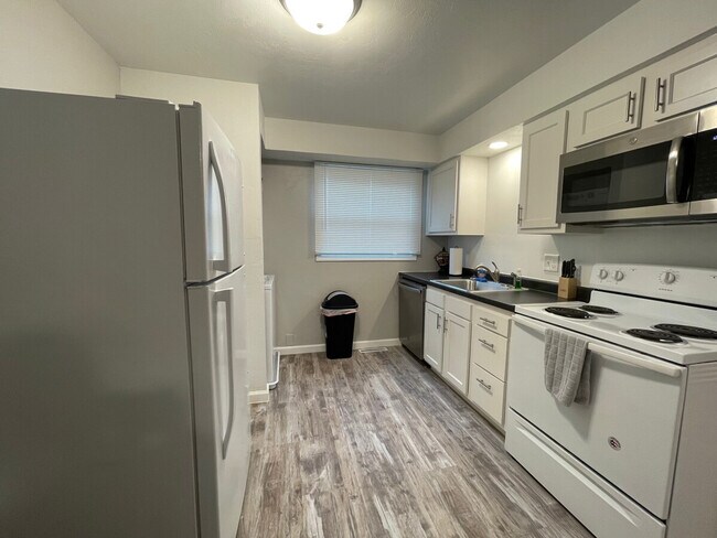 Building Photo - 826 W Weiland Ave