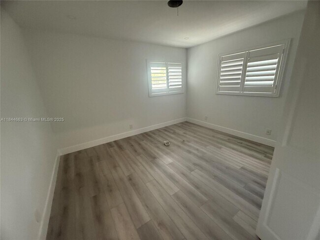 Building Photo - 1115 SW 12th Ct