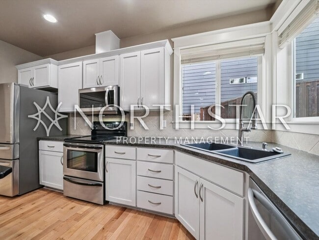 Building Photo - Move-In Ready Craftsman with Gourmet Kitchen, Bonus Room & Private Basketball Court