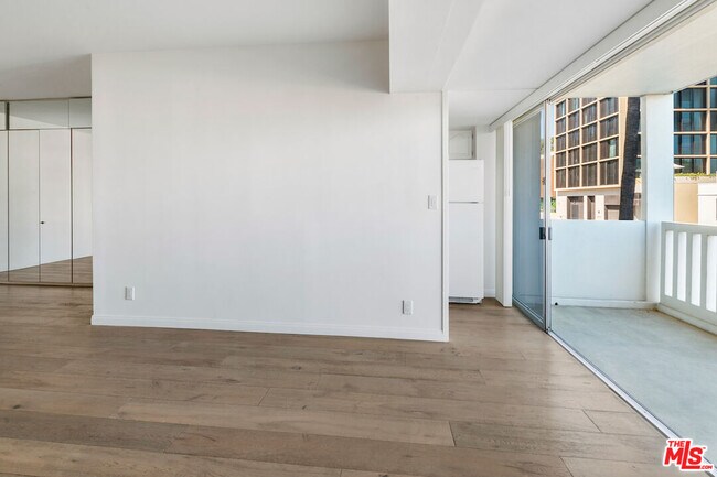 Building Photo - 999 N Doheny Dr