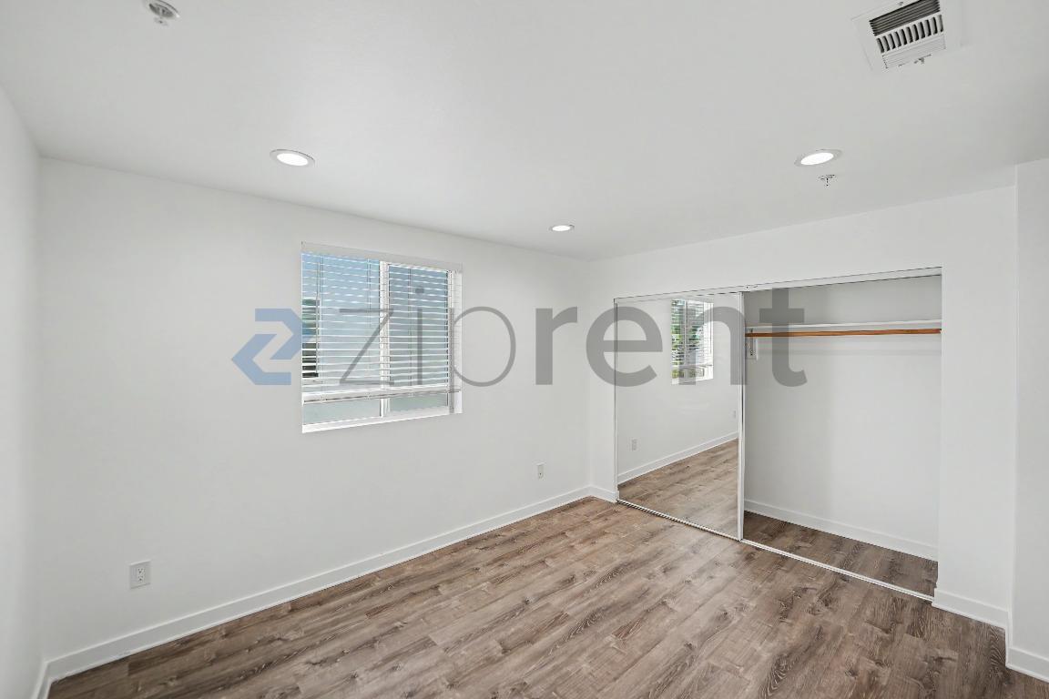 Building Photo - Unit