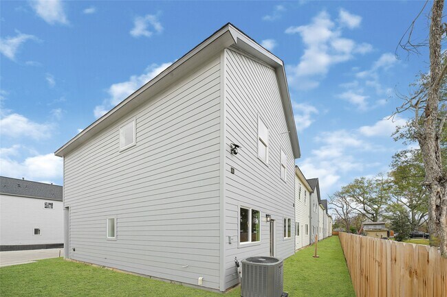 Building Photo - 706 Savonna