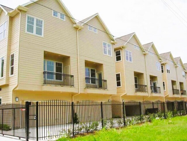 Building Photo - GORGEOUS Townhome in Inner Loop Gated Community **Ask about our NO CASH DEPOSIT option through OB...