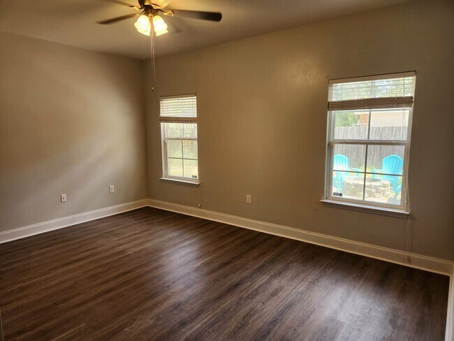 Building Photo - 102 Quince Ave