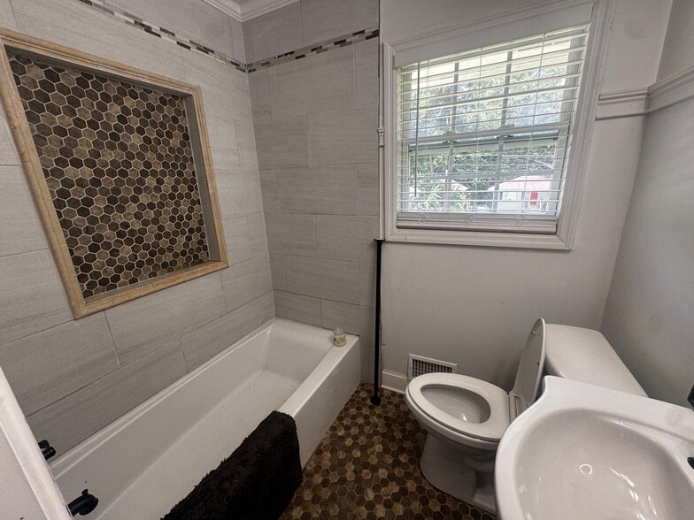 Building Photo - Room in Duplex on Polar Rock Pl SW