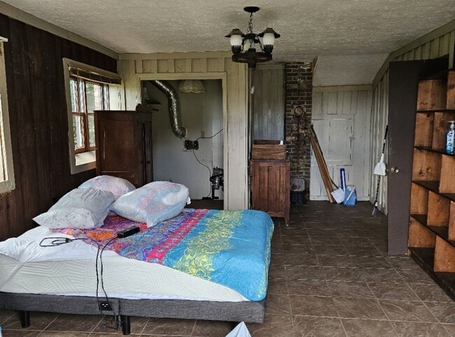 Building Photo - Cumberland Gap / Harrogate 37724 - Horse Friendly, 4 bedroom, 2 bath home with stable - Contact B...