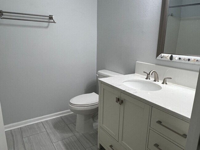 Building Photo - Lovely Condo with Updated Bathrooms and Private View - Summer House