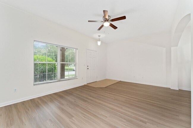 Building Photo - Nice 3/2.5 Townhouse with 2-Car Garage in ...