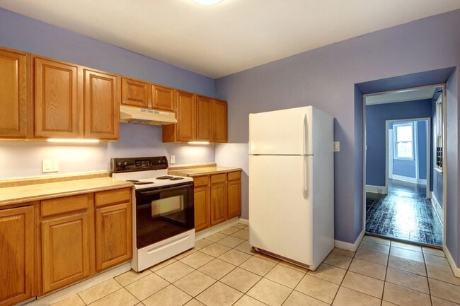 Building Photo - 4 Bedroom house---walk to Forsyth in 15 minutes