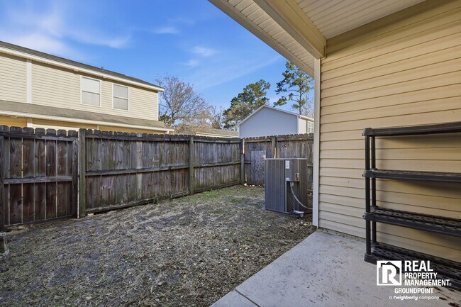 Building Photo - 3 Bedroom End Unit Townhome Near Dorchester and Ladson Road