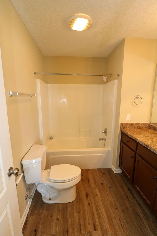 Building Photo - 2 BEDROOM, 2 1/2 BATH TRIPLEX CLOSE TO HON...