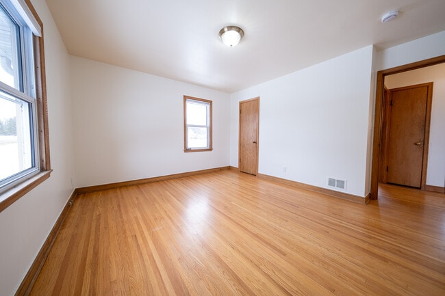 Building Photo - 22925 Oakdale Dr