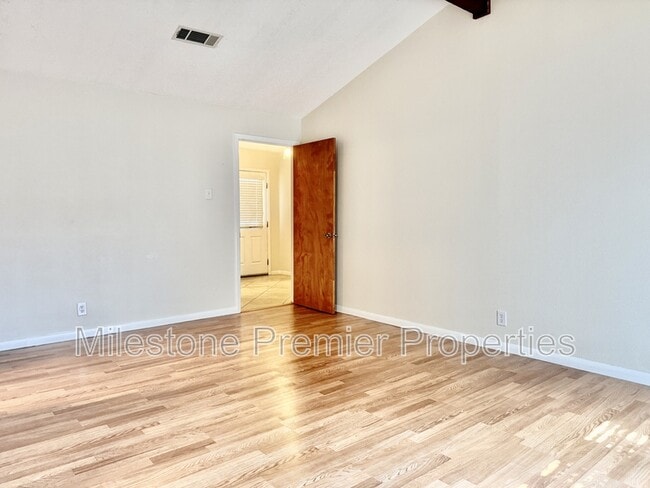 Building Photo - 2110 Oak Creek Cir