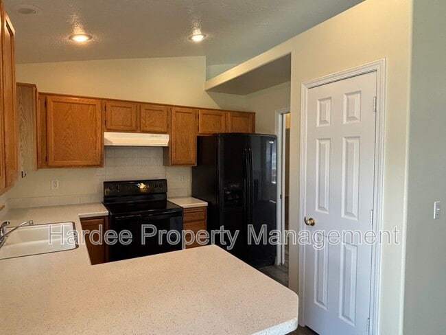 Building Photo - 10764 W Goldenrod Ave