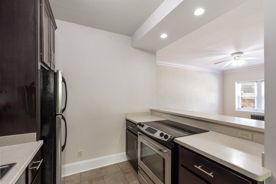 Building Photo - Cambridge Manor