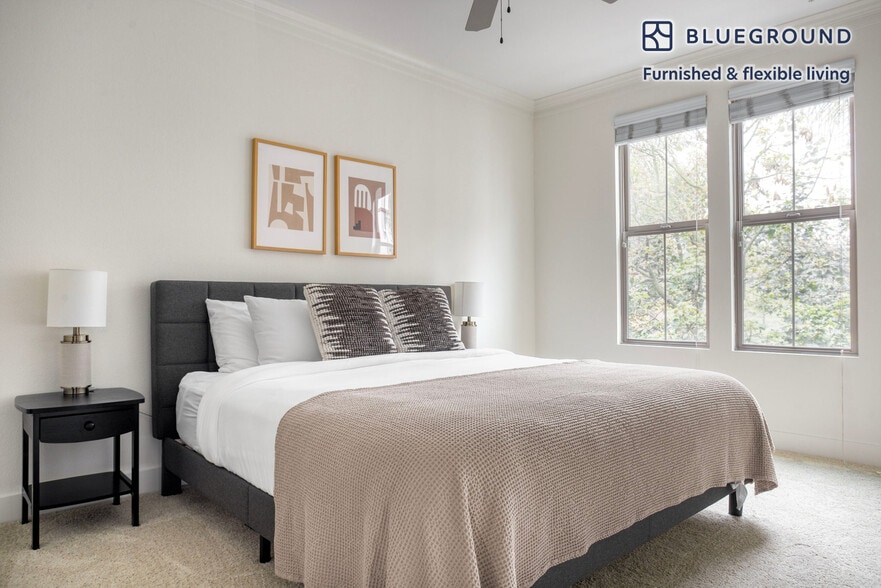 Building Photo - 7225 Crescent Prk W