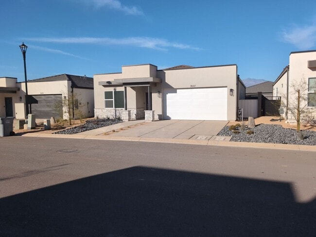 Building Photo - Modern Comfort Meets Effortless Living in Long Valley!