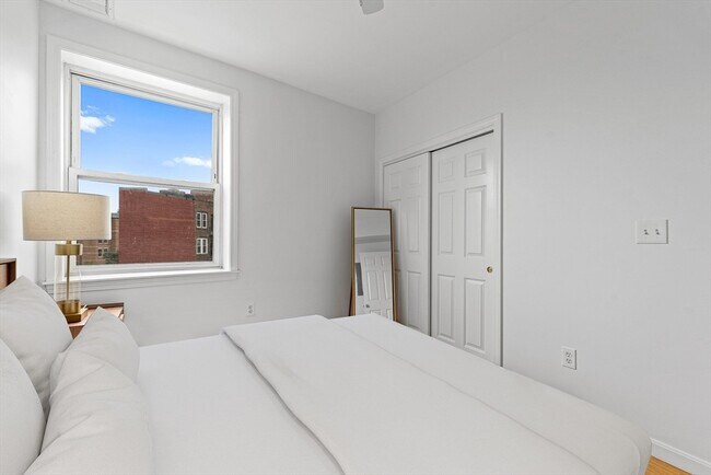 Building Photo - 464 Hanover St