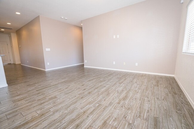 Building Photo - Great Open Floor Plan 3 Bedroom, 2 Bath, Central A/C in Holiday Subdivision!