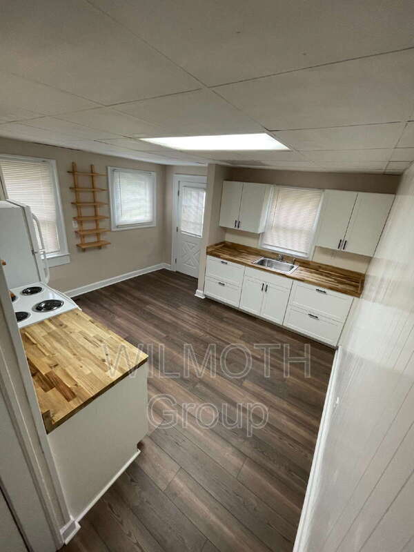 Building Photo - 815 N Riley Ave