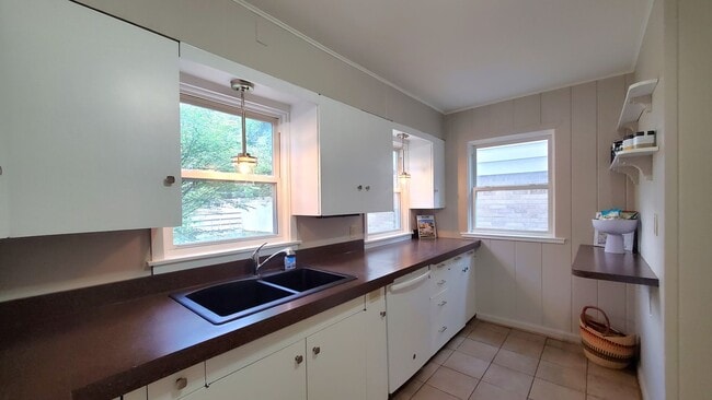 Building Photo - Charming In-Town Rental – Close to Downtow...