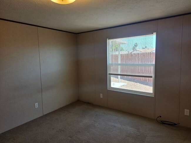 Building Photo - Cute, Clean & Affordable 3 Bed / 2 Bath Home in Central Bullhead City!