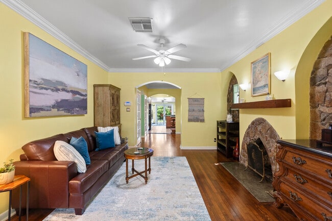 Building Photo - 614 SE 5th Ct