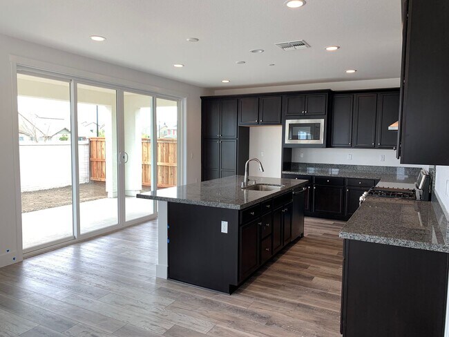 Building Photo - Large Executive home with tons of upgrades.