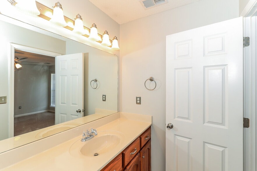 Building Photo - 6903 Wrenwood Dr